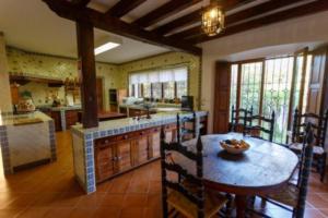 een grote keuken met een tafel en een eetkamer bij Casa Laurel Oaxaca in Oaxaca City