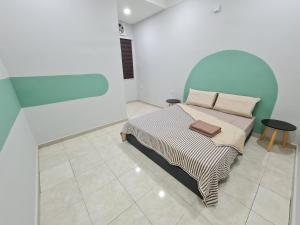 a bedroom with a bed in a room at Air-home M9 Simpang near Aulong Econsave, 4BR, 10pax, Netflix in Taiping