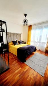 - une chambre avec un lit et un lustre dans l'établissement La Luz de Acevedo, à Oviedo