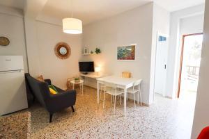 een woonkamer met een witte tafel en stoelen en een televisie bij Rentaliday Wild Pris in El Pris
