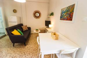 een woonkamer met een bank en een tafel bij Rentaliday Wild Pris in El Pris