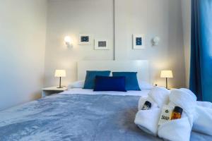una camera da letto con un grande letto con asciugamani di Rentaliday Wild Pris a El Pris