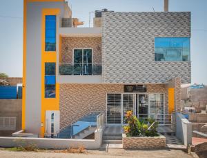 ein Haus mit einer Treppe davor in der Unterkunft Comfortable and Cozy Apartments in Praia