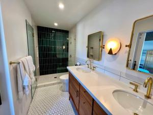 La salle de bains est pourvue d'un lavabo, de toilettes et d'une douche. dans l'établissement The Presidio, à Santa Barbara