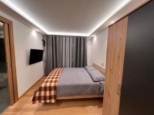 una piccola camera con letto e finestra di Elegante e moderno monolocale a Oga