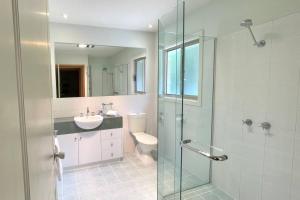 Un baño de Grand Retreat Holiday Home