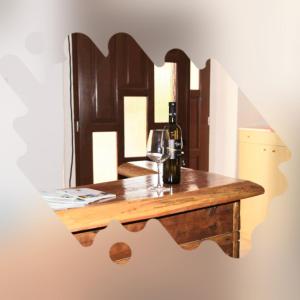 una mesa con una botella de vino y una copa en Family friendly house with a parking space Zakrajc Brodski, Gorski kotar - 20569, en Brod na Kupi 6 fotos más