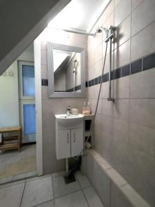ein Bad mit einem Waschbecken und einem Spiegel in der Unterkunft Bed & Healing 