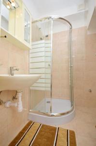 bagno con doccia e lavandino di House Milica a Bibinje (Bibigne)