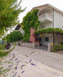 een huis met paarse bloemen ervoor bij Apartments with parking space Podaca, Makarska - 10439 in Podaca +22 foto's