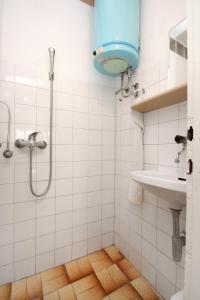 een badkamer met douche en wastafel bij Apartments with parking space Podaca, Makarska - 10439 in Podaca