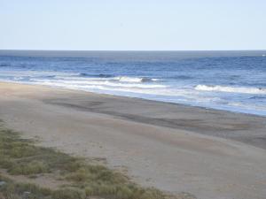 une plage de sable avec des vagues dans l'océan dans l'établissement The Wheatsheaf - Ukc6443, à Hemsby