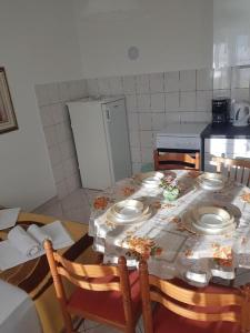 stół z trzema talerzami w kuchni w obiekcie Apartment Tomljanovic w mieście Senj