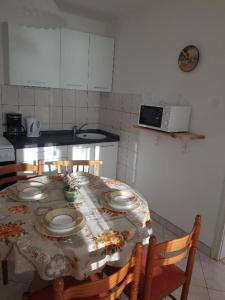 kuchnia ze stołem z płytami w obiekcie Apartment Tomljanovic w mieście Senj