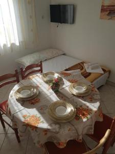 stół z tkaniną i płytkami w obiekcie Apartment Tomljanovic w mieście Senj