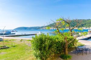 vista su un porto con barche in acqua di Apartments Darko by the sea a Supetarska Draga