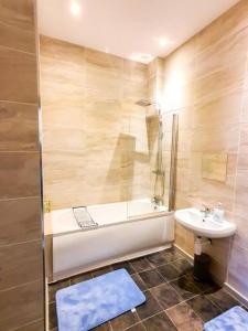 Een badkamer bij Two Bed Apartment In Lancashire