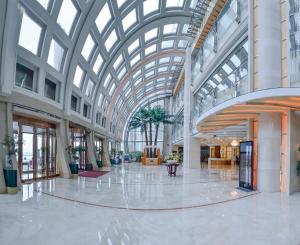 Bayshore Hotel Dalian في داليان: مبنى كبير بسقف زجاجي مغلق
