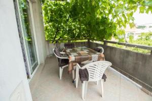 Ein Balkon oder eine Terrasse in der Unterkunft Apartment Sanja