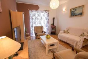 ein Wohnzimmer mit einer Couch und einem Tisch in der Unterkunft Apartment Sanja in Rab