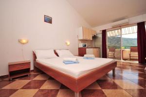 Tempat tidur dalam kamar di Apartments Tonka
