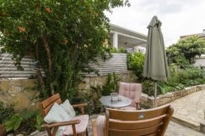Ein Garten an der Unterkunft Apartments Ivanka