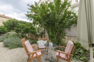 Ein Garten an der Unterkunft Apartments Ivanka