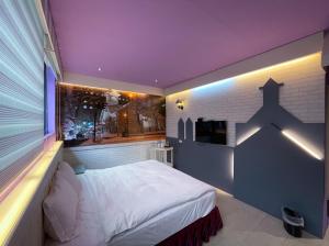 Uma cama ou camas num quarto em Vogue Inn at Hualien