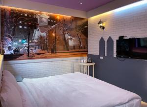 Uma cama ou camas num quarto em Vogue Inn at Hualien