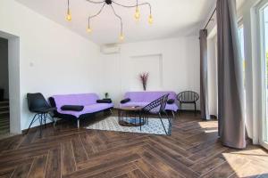 - un salon avec un canapé et des fauteuils violets dans l'établissement House Ivica, à Trogir