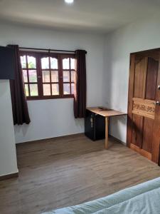 Habitación con escritorio de madera y ventana. en Mister check paradise, en Si Chiang Mai