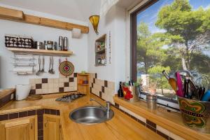 a kitchen with a sink and a window at House Vesna Kupinova in Milna