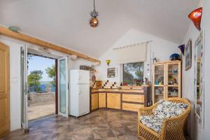 Una cocina con un refrigerador blanco y una encimera. en House Vesna Kupinova, en Milna