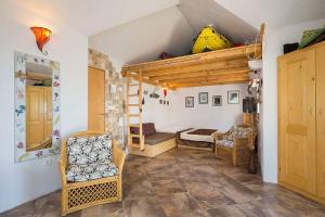 una sala de estar con una litera y un sofá en House Vesna Kupinova, en Milna