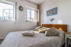 um quarto com uma cama com duas almofadas em House Lea em Igrane