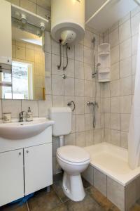 依加涅的住宿－House Lea，浴室配有卫生间、盥洗盆和浴缸。