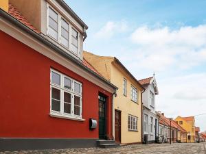een rij kleurrijke gebouwen in een straat bij Holiday home Rudkøbing XX in Rudkøbing