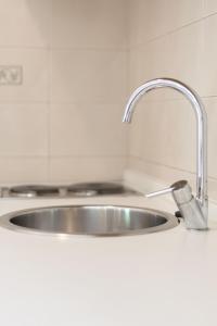 - un évier dans une cuisine avec un robinet dans l'établissement Apartments Max, à Ražanac