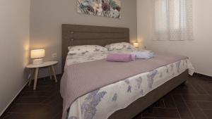 - une chambre avec un grand lit et 2 oreillers dans l'établissement Apartments Max, à Ražanac