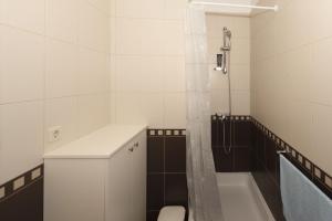 La salle de bains est pourvue d'une baignoire, d'un lavabo et de toilettes. dans l'établissement Apartments Max, à Ražanac