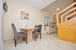 uma sala de jantar com mesa e cadeiras em Apartments Vlasta em Zablaće