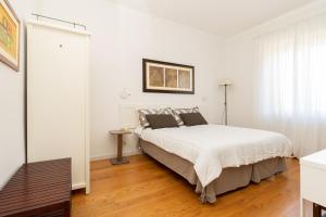 een witte slaapkamer met een groot bed en een raam bij Casa Torre di Specchio con Piscina in Bari