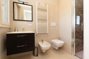 een badkamer met een toilet, een wastafel en een spiegel bij Casa Torre di Specchio con Piscina in Bari