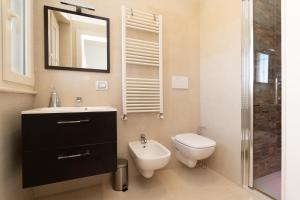 A bathroom at Casa Torre di Specchio con Piscina