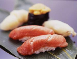 tres tipos diferentes de sushi en una tabla de cortar en Imperial Hotel Tokyo en Tokio