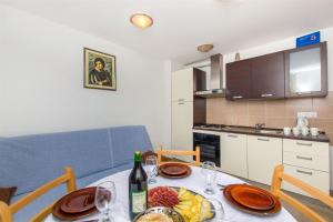 Kuchyň nebo kuchyňský kout v ubytování Apartments Mira