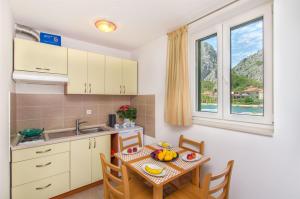 Kuchyň nebo kuchyňský kout v ubytování Apartments Mira