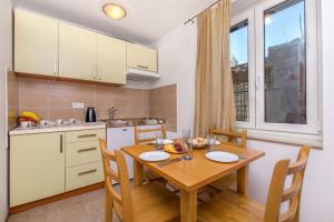 Kuchyň nebo kuchyňský kout v ubytování Apartments Mira