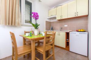 Kuchyň nebo kuchyňský kout v ubytování Apartments Mira