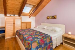 1 dormitorio con cama y ventana en Apartment Zlendic en Gornje Selo